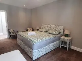 Place to Stay in Thames Ditton
