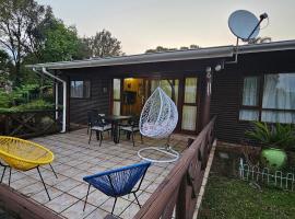 Yello guest house chalets, hotel in Graskop