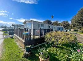 Brilliant Caravan With A Partial Sea View In Suffolk Ref 32026Az, hotel v destinácii Lowestoft