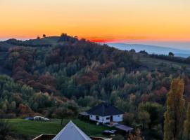 Apus peste Maramu - Glamping، فندق في Preluca Nouă