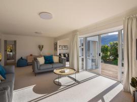 Sunny cottage with lake views, hotel em Frankton