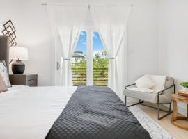 Modern 3BR Near Minute Maid Ensuite & Balcony、ヒューストンのホテル