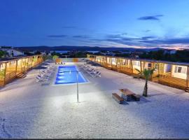 Chalet-Mobilehome mit Pool, hotel v Turanji