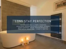 Spacious 5 Double Bedroom 6 Beds Townhouse 2 Bathrooms, Ideal for long term contractor, etc stays, 15 mins drive to Nissan, 10 mins walk to metro station - see our site for assurance