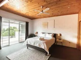 Central Two Bedroom Apartment With Mountain Views