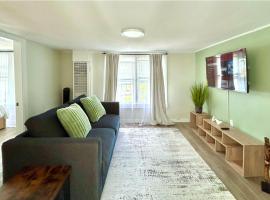 Charming & Bright Gem Prime Location Street Parking with AC, ξενοδοχείο σε Ρέντον