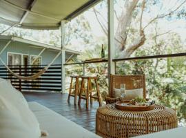 Reinwood Retreat - A home Nestled in the Treetops of a Rainforest, hotell i Trinity Beach