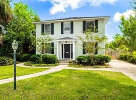East Hill Manor with 2 Kitchens Near Beach & Downtwn