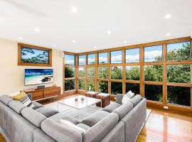 Luxury 3-bedroom Pines house with 360-degree views, Hotel in Sayville