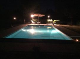 Grande maison avec piscine, hotel v destinaci Limoise