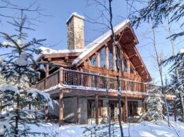 Luxury Lake Loghouse - Mont Tremblant, hotel in Labelle