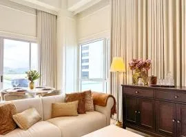 The Suite- Luxurious City Skyline
