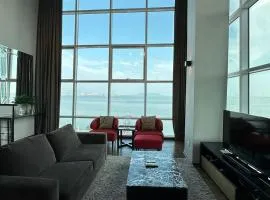 Seaview Seafront Duplex in Town with WiFi & Full Kitchen 83A