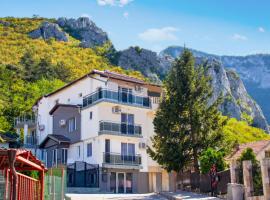 Rade III-Vratsa Exclusive mountain view, hotel with parking in Vratsa
