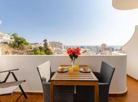 Gå nemt til Fuengirola strand, restauranter, butikker, padel og meget mere!