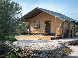 Adriatic Heritage Glamping No2 with Jacuzzi、Donje Selo na Šoltiのラグジュアリーテント