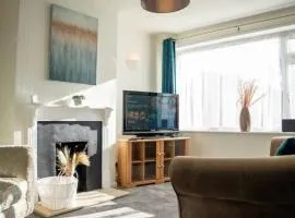 3 Bedroom home in Milton Keynes with Free Parking, WiFi and SKY TV