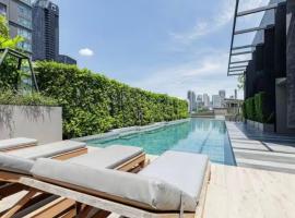 Luxury condo right next to BTS Thonglor!, hotel in Bangkok