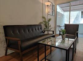 Heritage House 2BR in Town walkto UNESCO Site & StreetArt 45, ξενοδοχείο σε George Town