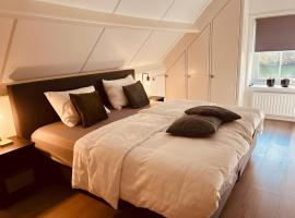 B en B Bij Kees & Dees, &xi;&epsilon;&nu;&omicron;&delta;&omicron;&chi;&epsilon;ί&omicron; &mu;&epsilon; &upsilon;&delta;&rho;&omicron;&mu;&alpha;&sigma;ά&zeta; &sigma;&epsilon; Nieuwerkerk