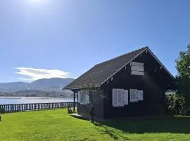 Casa de madera sobre el mar