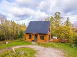 Au Chic Chalet des Chutes Chic Cottage, Hotel in Sainte-Melanie