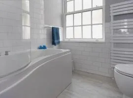 Stylish apt in a 1938 building with parking