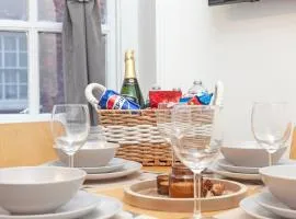 Beautiful 3 Bedroom Flat In Scott Ellis Gardens