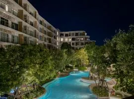 PHYLL Condo Private Beach Vibes at Central Phuket 1 BR Unique Garden View、Ban Rangengのコンドミニアム