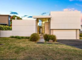 Architectural masterpiece, private beach access, hotel a Omaha