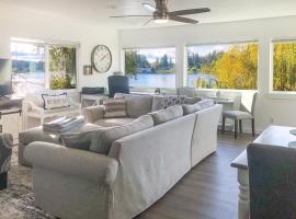 Lakehouse Living Waterfront Retreat Near Tacoma, Hotel in Spanaway