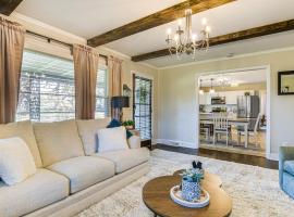 Hot Tub, Games and Sunroom Family Home in Greer!, hotel v destinaci Greer