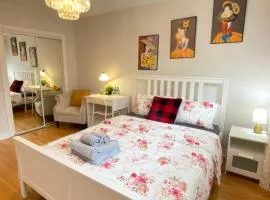 Sunny House - Main Floor, Free parking, in Toronto