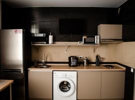 Гостьовий Будинок Апартаменти в тихому центральному районі ОПАЛЕННЯ ТА ГАРЯЧА ВОДА 24-7 ЕЛЕКТРИЧНА САУНА працює за графіком відключення світла черга 1-1 ЗВІТНА ДОКУМЕНТАЦІЯ ДЛЯ ВІДРЯДЖЕННЯ, hotel in Poltava