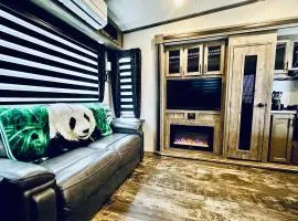 Puffy Panda RV-Hot Tub-Sleeps 2