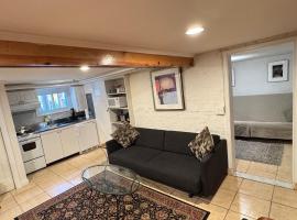 First Floor One Bedroom Apartment with Full Kitchen & Bath, hotel a Washington