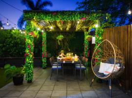 Private Luxury Haven with SUV Hire, Pool, Near Marina, cottage ở Trinity Beach