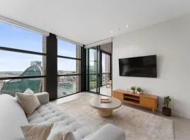 Luxury 2BR 2BA, Harbour Views & Parking - 5 Min Walk to Town Hall & Darling Harbour