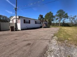 Mobile Home on huge parking space 10 mins from airport, 20 mins from Disney