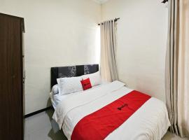 RedDoorz Syariah Nanna Homestay Near Dino Park, ξενοδοχείο σε Tlekung