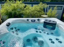 2 Bedroom Tiny Home Retreat with Hot Tub!