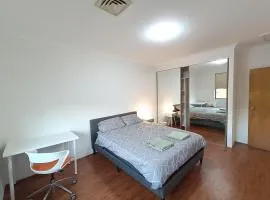 Cozy Queen Room in Spacious Merrylands Home - M7
