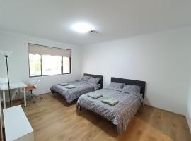 Cozy Family Room with Private Bathroom in Spacious Home - M8, ξενοδοχείο σε Merrylands