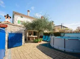 Tolles Ferienhaus in Peresiji mit Privatem Pool