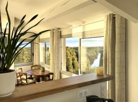 Charmante PETITE MAISON avec vue panoramique, en centre historique, proche d'Avignon, ancienne, rénovée, climatisée, terrasse, parking public gratuit, hotel en Villeneuve-lès-Avignon