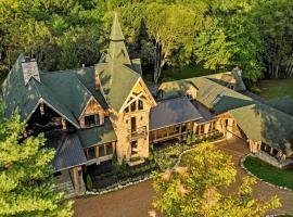 Extraordinary Manor at Dark Horse Estate, Hotel in Franklin