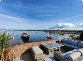 Luxury beachfront property Cockles-Sea View-private parking for 2 cars-sleeps 10