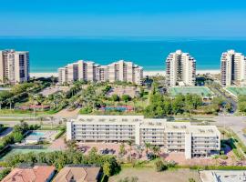 Top Floor 2 Bed Condo I Close Walk to Beach, hotel in Marco Island