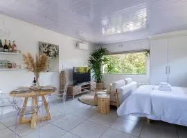 Stylish Spacious Studio Apartment Opposite Green Point Park