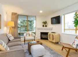 Renovated 2Bed-2Bath in Village with Pool, Hot Tub, and Sauna
